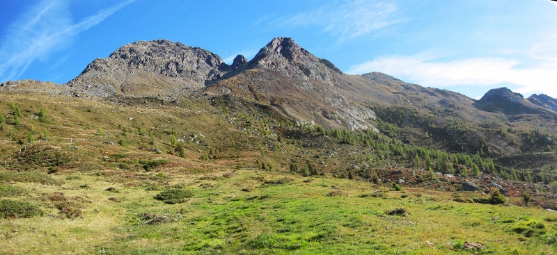 Il sentiero non segnato passa sul profilo di cresta di tutti i monti presenti in foto